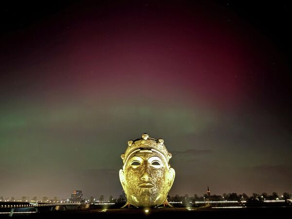 Северное сияние в небе над Неймегеном, Нидерланды, 19 января 2026 года. REUTERS/Piroschka van de Wouw 