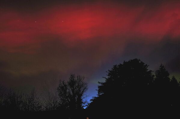 Северное сияние над Шропширскими холмами в Британии.