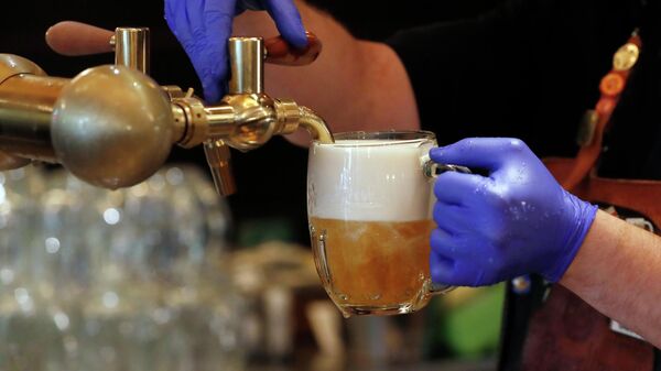 Бармен наливает пиво - Sputnik Беларусь