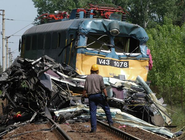 Локомотив столкнулся с автобусом на железнодорожном переезде 8 мая 2003 года в Венгрии. (AP Photo / Bela Szandelszky)