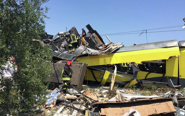 Лобовое столкновение двух пригородных поездов 12 июля 2016 года неподалеку от итальянского города Андрия, в результате которого погибли несколько человек. (Massimo Mazzilli via AP)