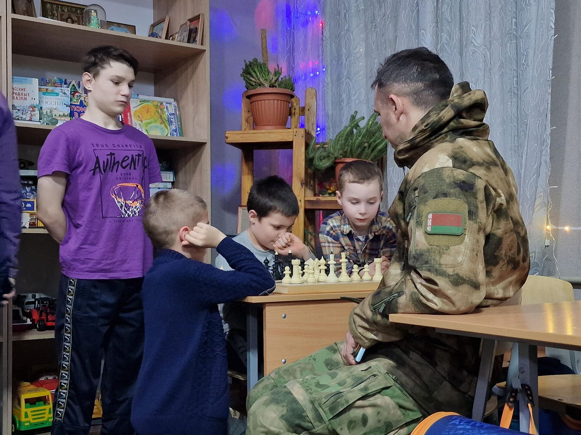 Воспитанники интерната играют в шахматы с волонтером из Беларуси - Sputnik Беларусь, 1920, 22.01.2026