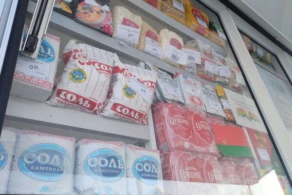 Товары на витрине автолавки - Sputnik Беларусь