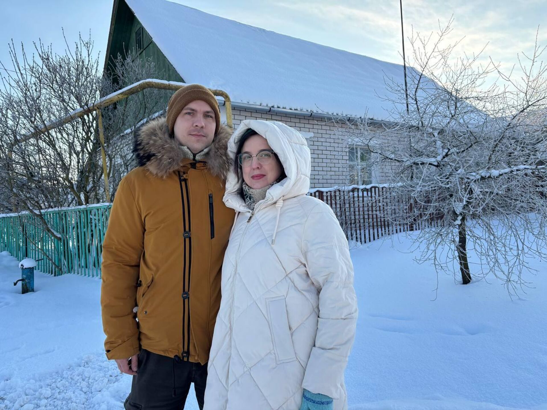 Ольга и Павел у своего дома в Борисове - Sputnik Беларусь, 1920, 22.01.2026