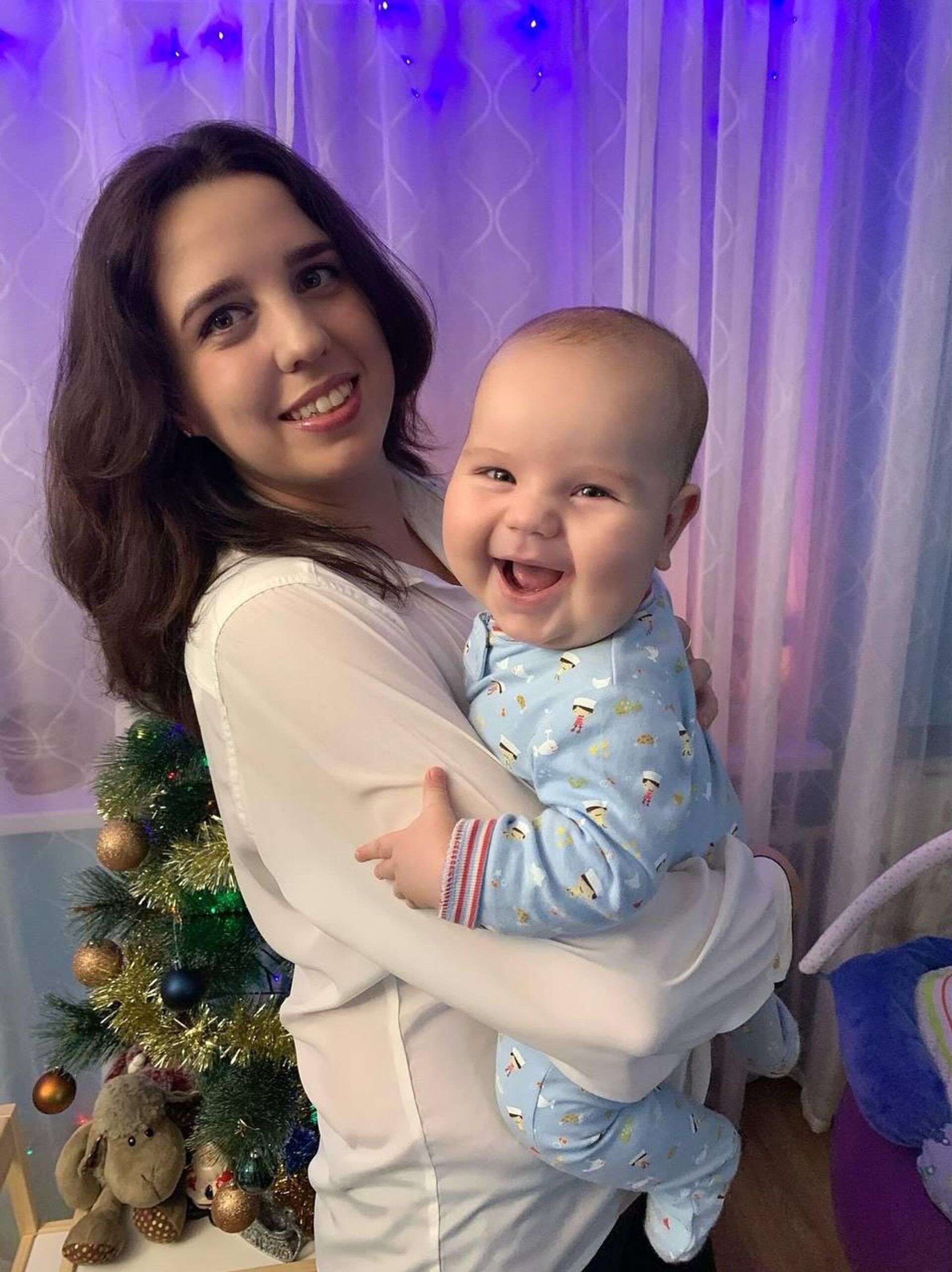 Ольга с маленьким сыном - Sputnik Беларусь, 1920, 22.01.2026