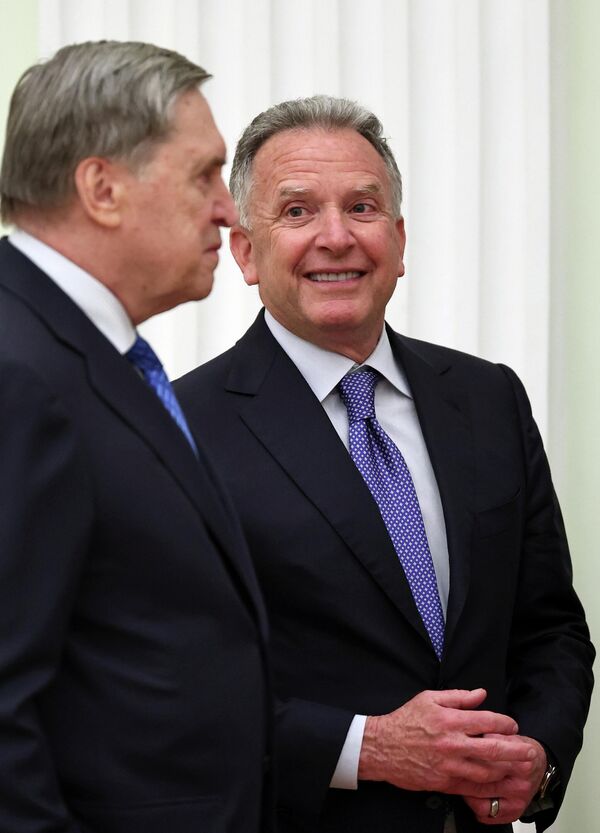 Помощник президента РФ Юрий Ушаков (слева) и специальный посланник президента США Стивен Уиткофф перед началом встречи с президентом РФ Владимиром Путиным в Москве. - Sputnik Беларусь