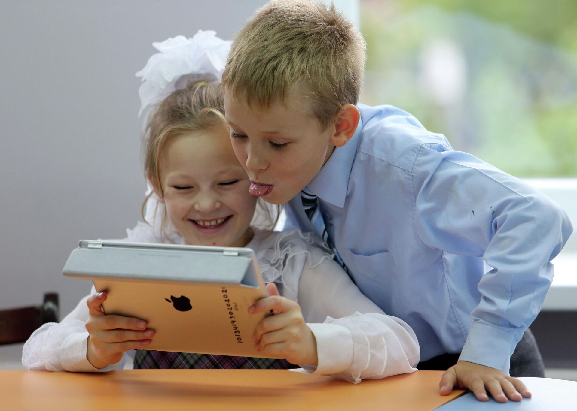 Школьники с планшетом - Sputnik Беларусь, 1920, 23.01.2026