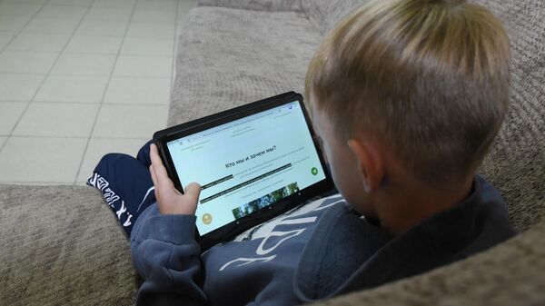 Ребенок с планшетом - Sputnik Беларусь