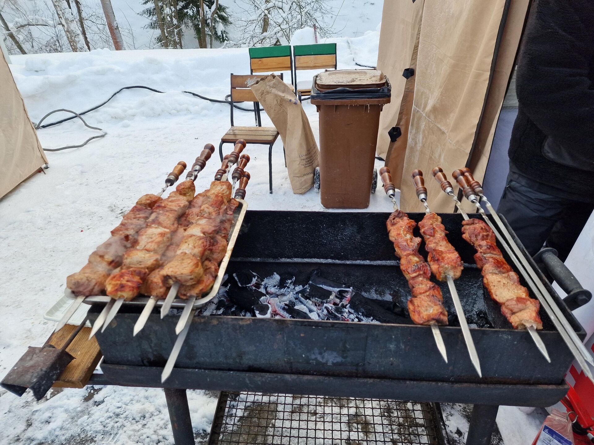 Шашлыки для гостей соревнований - Sputnik Беларусь, 1920, 23.01.2026