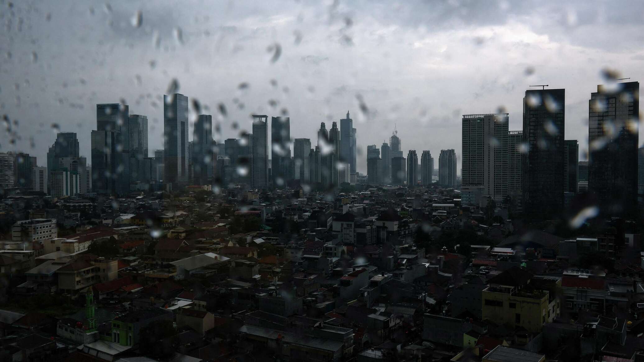 Оползень в Индонезии: более 80 человек пропали без вести, есть погибшие Оползень в Индонезии: более 80 человек пропали без вести, есть погибшие