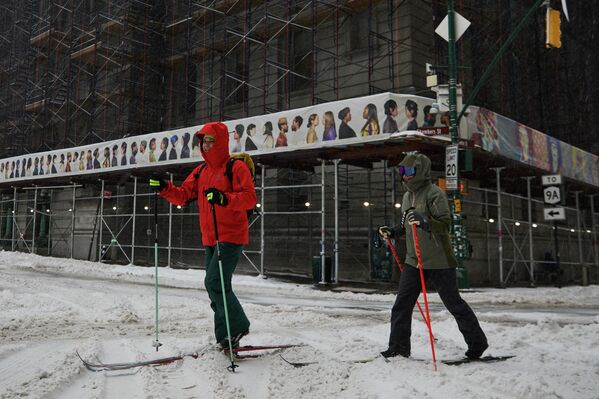 Жители Манхэттена во время снежного шторма решили использовать лыжи.