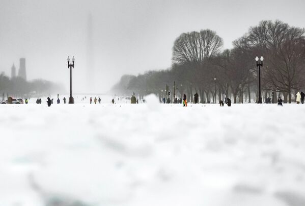 Последствия снегопада в Вашингтоне. На дальнем плане (в тумане): Монумент Вашингтону.