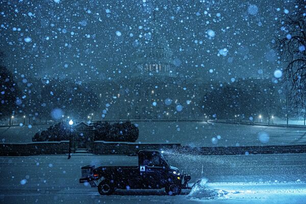 Снегоуборочные машины во время снежной бури в Вашингтоне