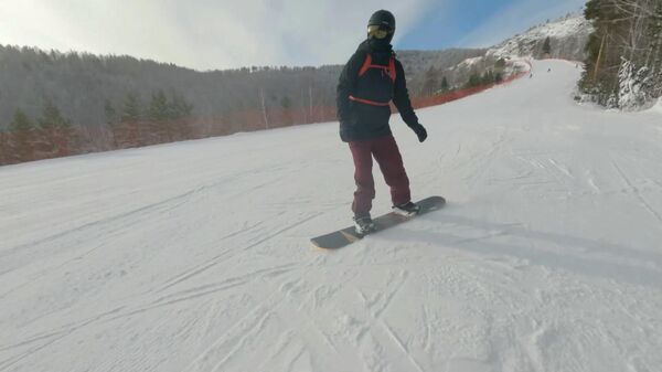 Ветеран СВО, лишившийся ног в боях, покоряет сноуборд (видео) - Sputnik Беларусь