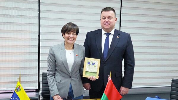 Секторальный вице-президент – министр науки и технологий Габриэла Сервилия Хименес Рамирес и посол Беларуси в Венесуэле Дмитрий Деревинский  - Sputnik Беларусь