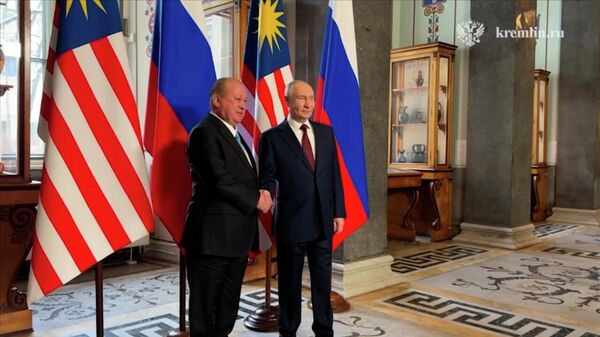 Трон, картины и оружие: что показали королю Малайзии в Эрмитаже (видео) - Sputnik Беларусь