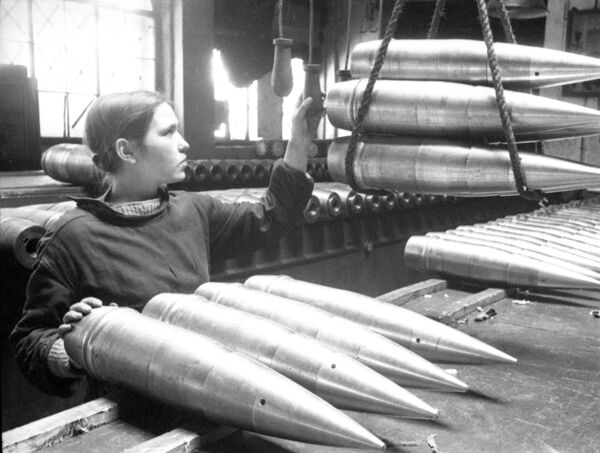 Ленинградцы на трудовом фронте. Предприятия освобожденного Ленинграда продолжают поставлять боеприпасы для фронта. - Sputnik Беларусь
