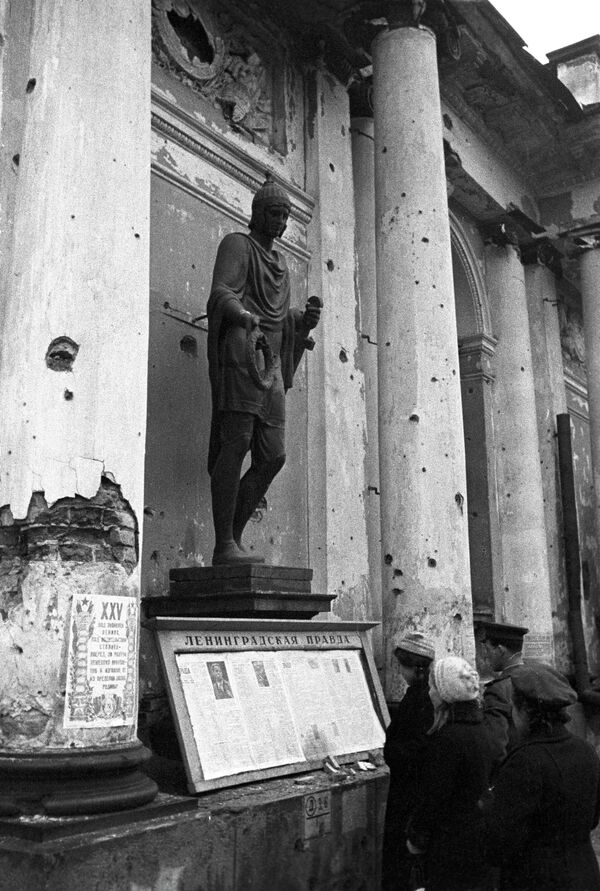 Блокада Ленинграда (8 сентября 1941 года - 27 января 1944 года). Ленинградцы читают свежую газету. - Sputnik Беларусь
