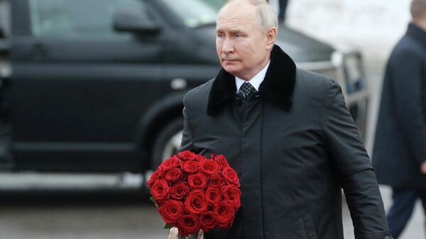 Прэзідэнт РФ Уладзімір Пуцін падчас цырымоніі ўскладання кветак да мемарыяла Рубежный камень - Sputnik Беларусь