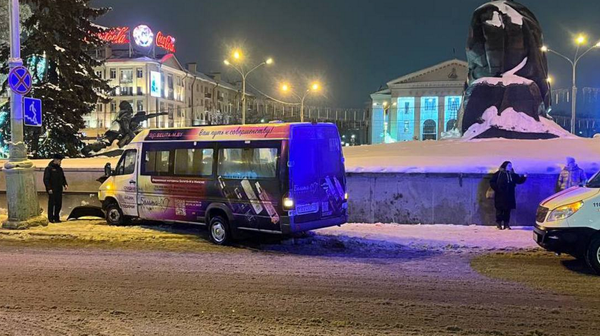 Маршрутка влетела в бетонную стену подземного перехода в Минске - Sputnik Беларусь