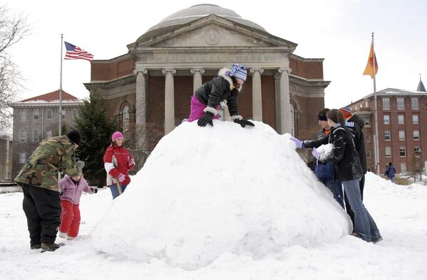 Девятилетняя Кайли Потрикнс забралась на вершину, возможно, самого большого в мире снежного кома на территории кампуса Сиракузского университета в США. Во время зимнего карнавала студенты, преподаватели, сотрудники и все жители Сиракьюса работали весь день над созданием снежного кома, который попытается побить рекорд Гиннесса по своим размерам. Сейчас этот рекорд принадлежит Николь Фаро из Великобритании, скатавшей снежный ком диаметром 160 см (5 футов 3 дюйма). Результаты попытки побить рекорд станут известны через несколько недель.