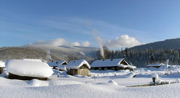 Село Теба, Кемеровская область, Россия. Высота снежного покрова составляет 1 метр 80 сантиметров.