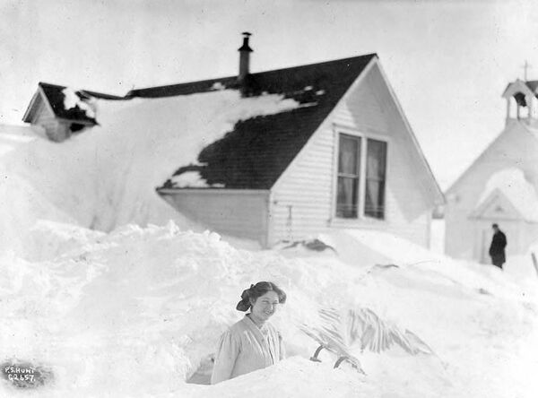 Женщина в снежном заносе после шторма в городе Валдиз на Аляске.