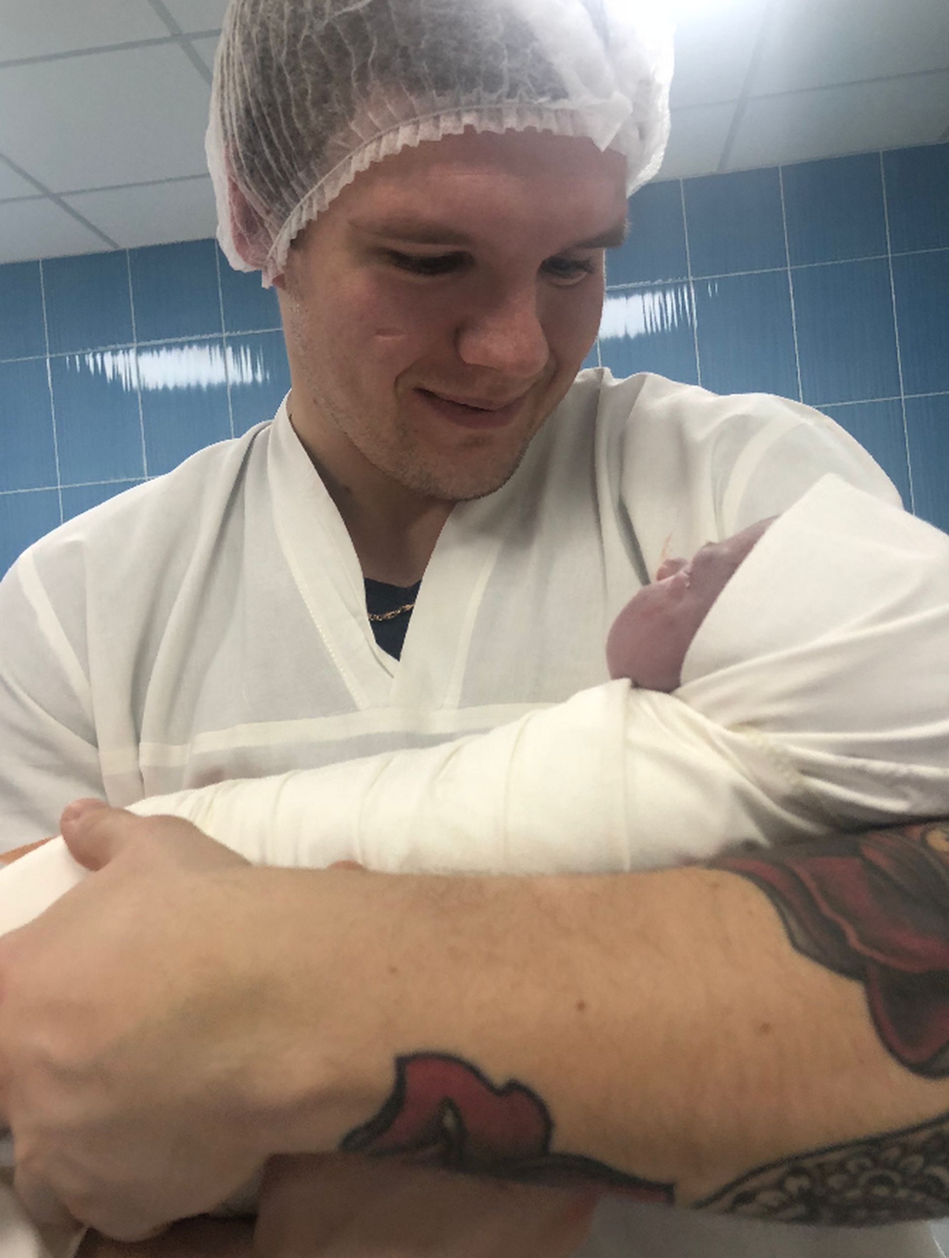 Момент, когда берешь только что родившегося ребенка на руки, запомнился на всю жизнь Момент, когда берешь только что родившегося ребенка на руки, запомнился на всю жизнь - Sputnik Беларусь, 1920, 28.01.2026