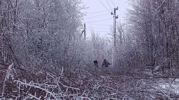 Аднаўленне ЛЭП пасля ледзянога дажджу - Sputnik Беларусь