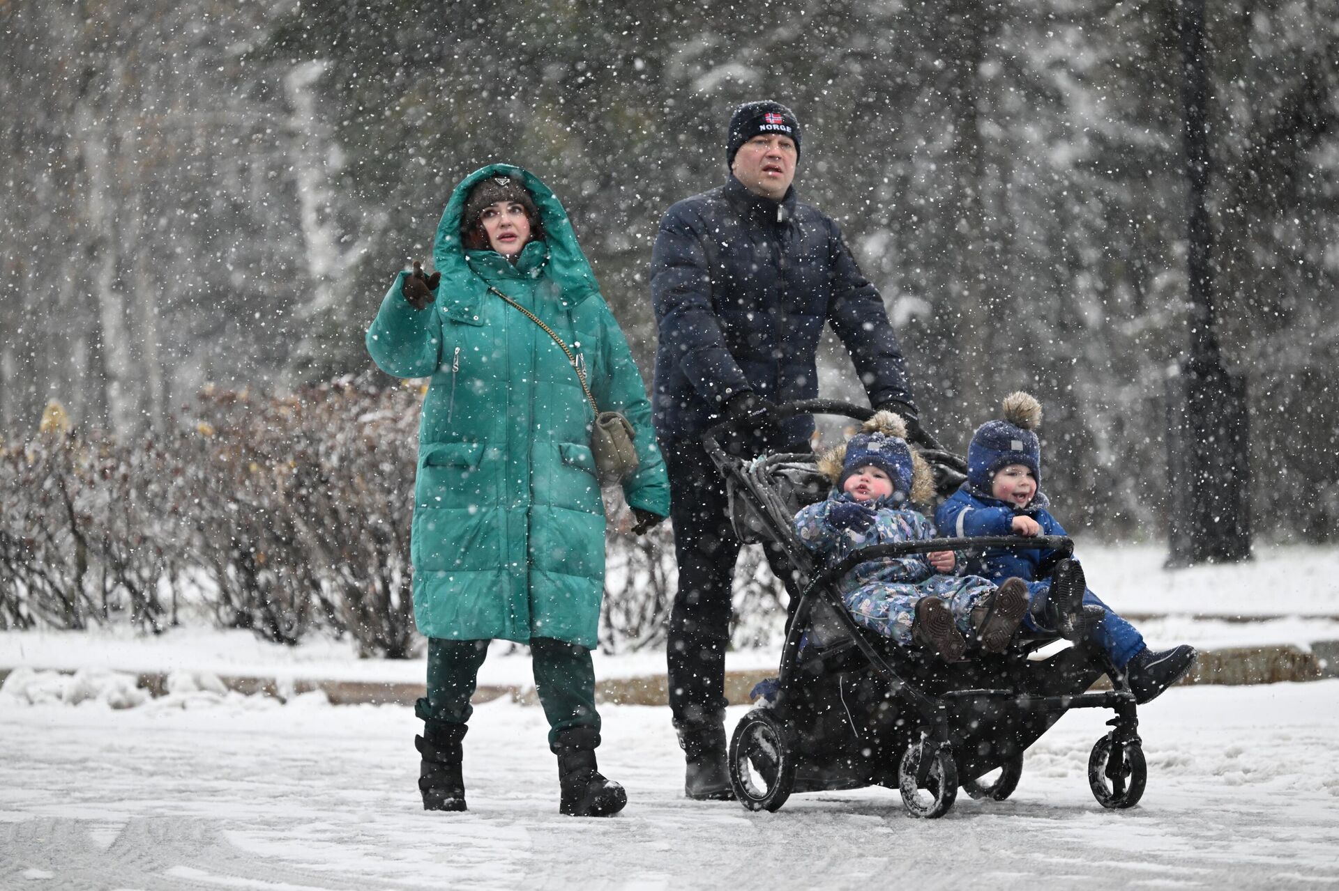 Прохожие в городе, архивное фото - Sputnik Беларусь, 1920, 04.02.2026