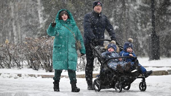 Прохожие в городе, архивное фото - Sputnik Беларусь