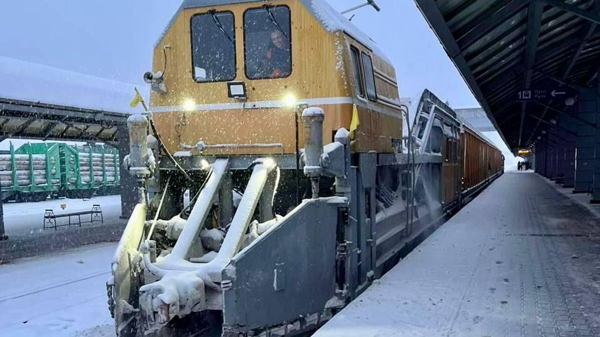 БЖД продолжает работу в режиме повышенной готовности из-за плохой погоды БЖД продолжает работу в режиме повышенной готовности из-за плохой погоды