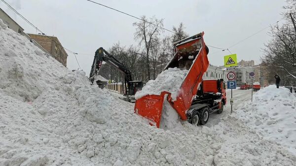 Коммунальщики экскаваторами откапывают Москву от снежных завалов - Sputnik Беларусь
