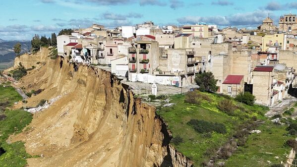 На снимке, сделанном с дрона, видно, как дома оказались на самом краю обрыва после оползня в Нишеми, Сицилия, Италия, январь 2026 года. - Sputnik Беларусь