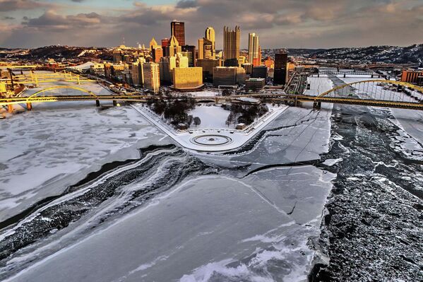 Лед сковал место слияния трех рек – Аллегейни, Огайо и Мононгахела – в государственном парке Пойнт в центре Питтсбурга, январь 2026 года. - Sputnik Беларусь