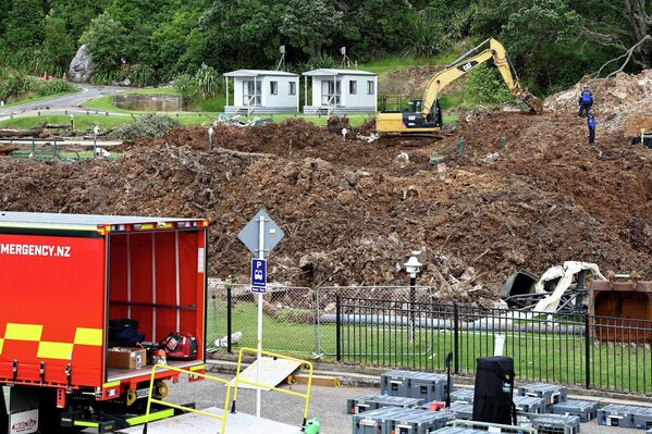 Транспортные средства и тяжелая техника экстренных служб работают на месте оползня, вызванного проливными дождями в Маунт-Маунгануи, Новая Зеландия, январь 2026 года. - Sputnik Беларусь