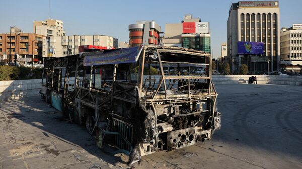 Сожженный протестующими в Тегеране автобус - Sputnik Беларусь