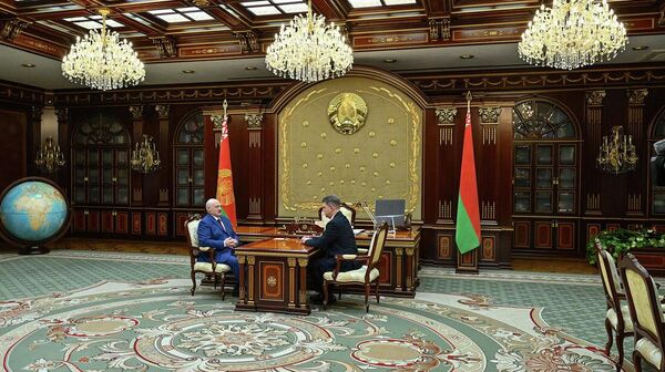 Александр Лукашенко принимает с докладом Владимира Кухарева - Sputnik Беларусь