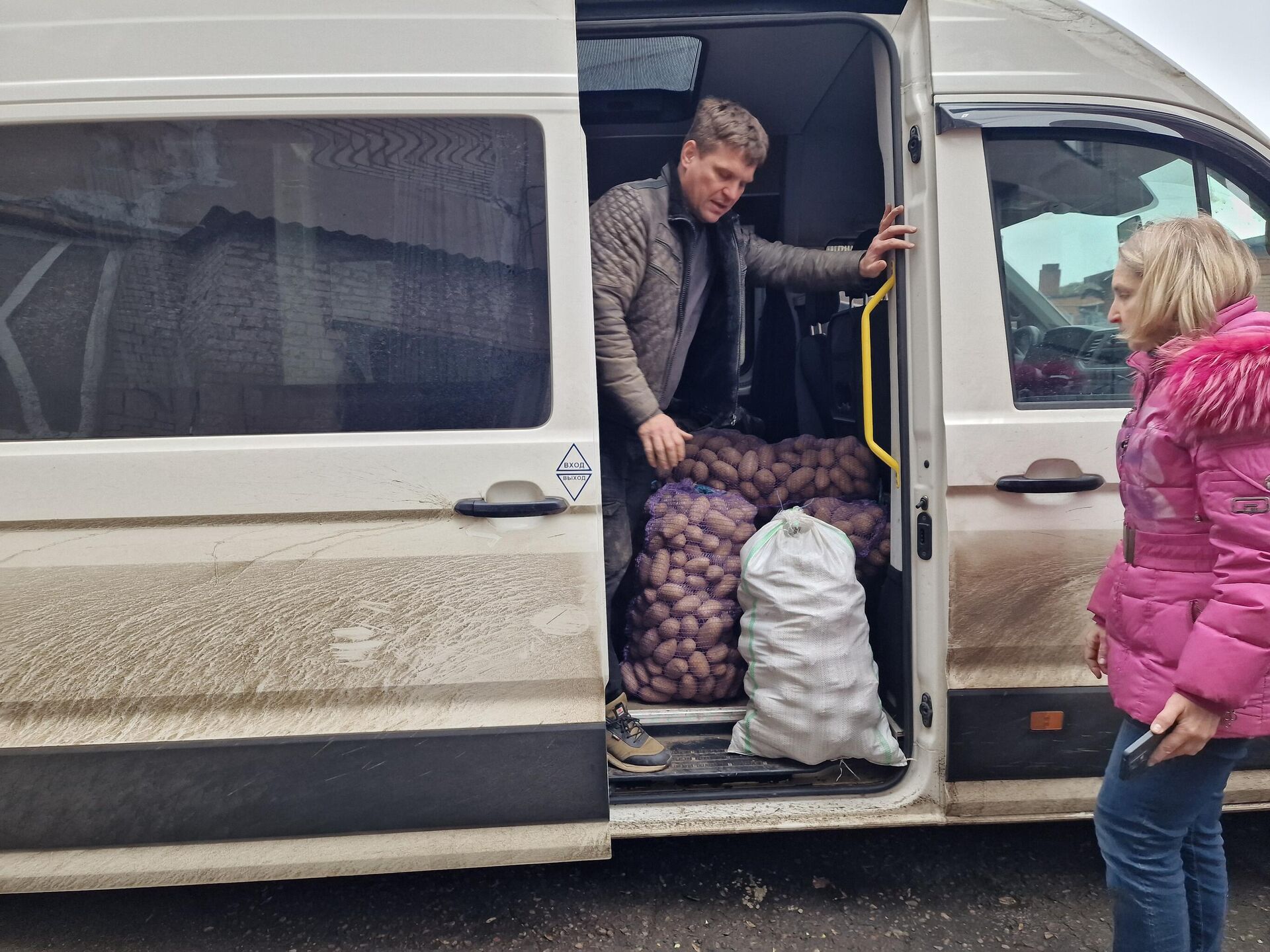 Волонтеры из Беларуси разгружают гуманитарную помощь