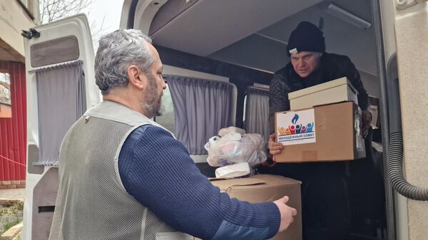 Валанцёры разгружаюць машыну з гуманітарнай дапамогай - Sputnik Беларусь