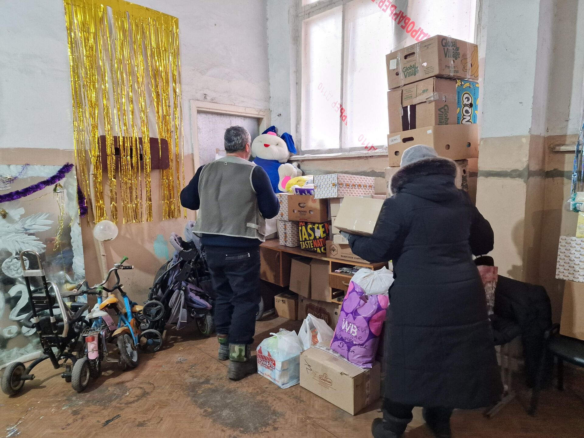 Волонтеры складывают гуманитарную помощь