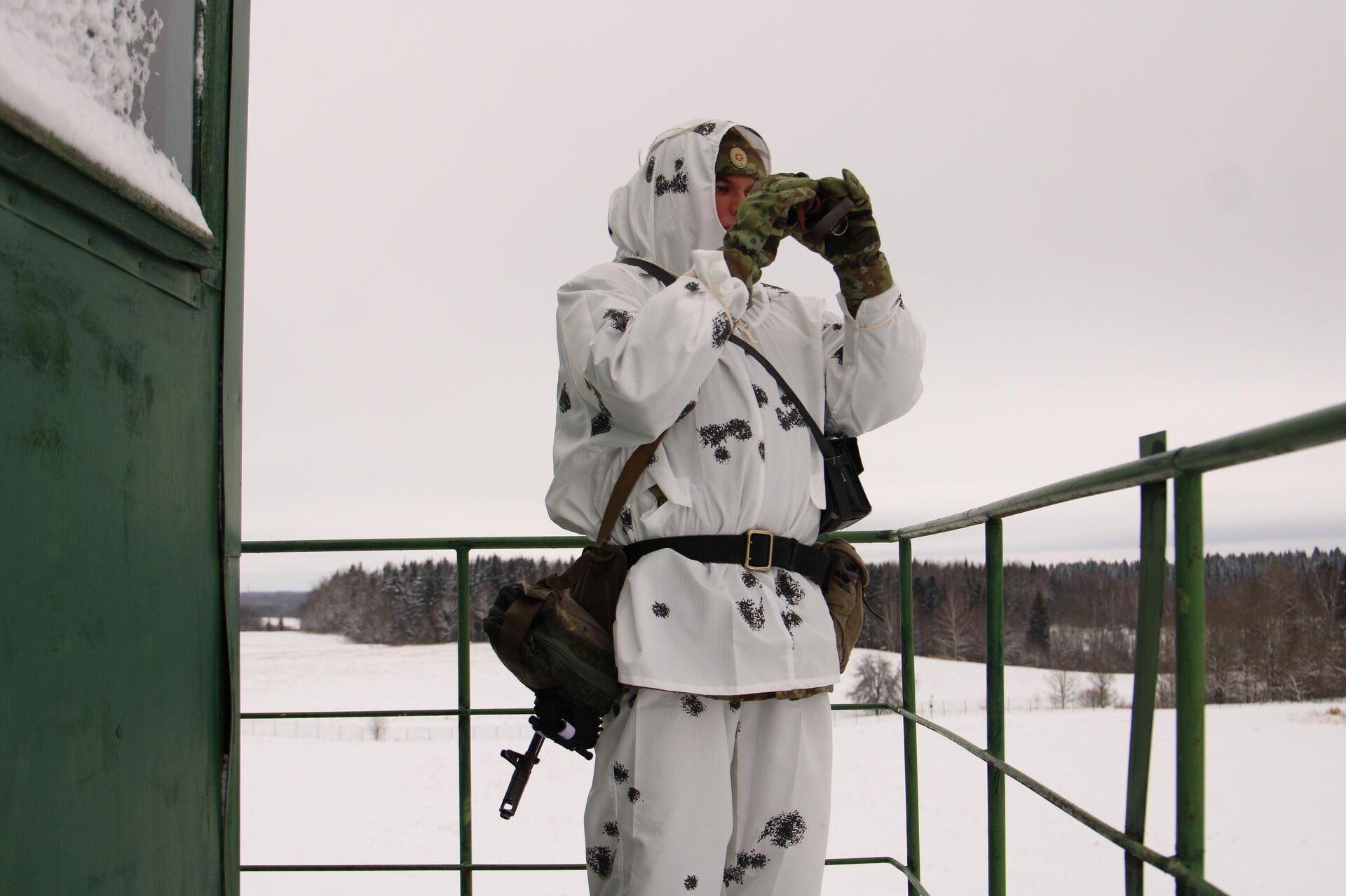 Пограничник в зимней экипировке