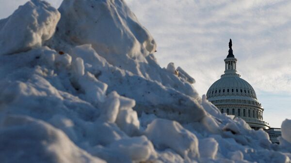 Купол Капитолия США за сугробом - Sputnik Беларусь
