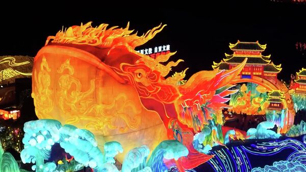 Грандиозный фестиваль фонарей проходит перед Новым годом в Китае (видео) - Sputnik Беларусь