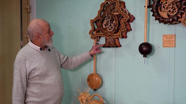 Белорусский мастер создает уникальные механические часы из дерева (видео) - Sputnik Беларусь