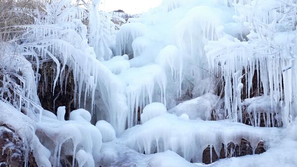 Замерзший на скалах водопад в Китае сняли на видео с дрона - Sputnik Беларусь