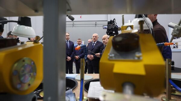 Александр Лукашенко во время посещения ОАО Планар - Sputnik Беларусь