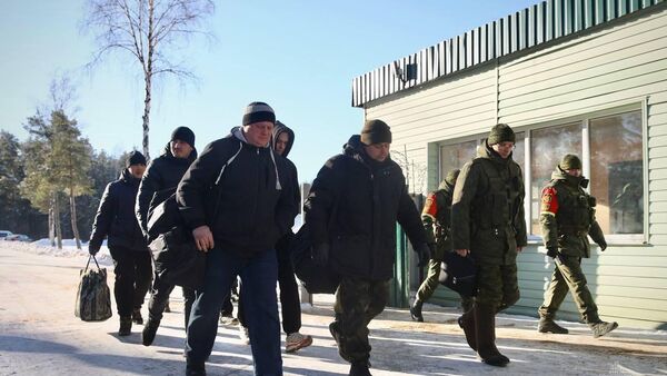 Военнослужащие запаса прибывают в войска - Sputnik Беларусь