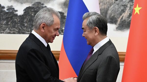 Секретарь Совета безопасности РФ Сергей Шойгу и министр иностранных дел КНР Ван И - Sputnik Беларусь