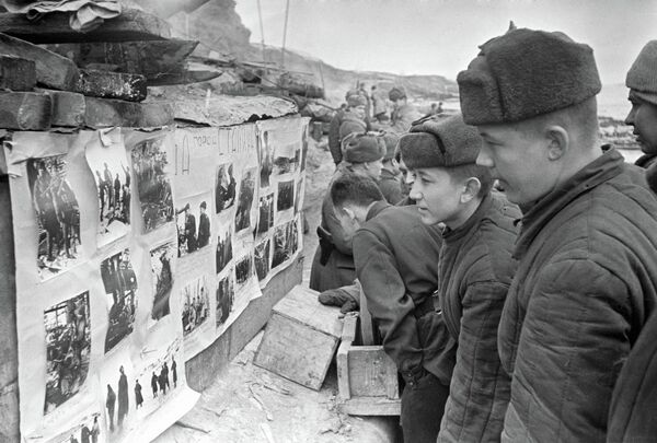 39-я гвардзейская стралковая дывізія пад камандаваннем генерала Сцяпана Гур’ева змагалася на паўднёва-заходнім напрамку, а затым і ў самім горадзе Сталінградзе, у раёне Сталінградскага металургічнага завода "Чырвоны Кастрычнік". Савецкія ваенныя глядзяць фатаграфіі ў насценгазеце 39-й гвардзейскай дывізіі на беразе Волгі ў Сталінградзе. - Sputnik Беларусь